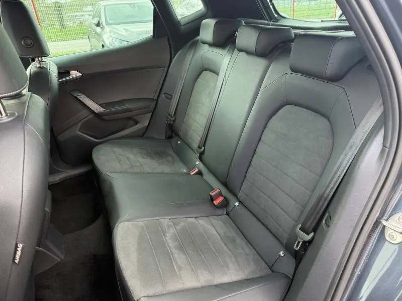 Vue intérieure côté droit des sièges arrière en tissu et cuir noir du SEAT Arona 2025 Gris Magnétique Métal.