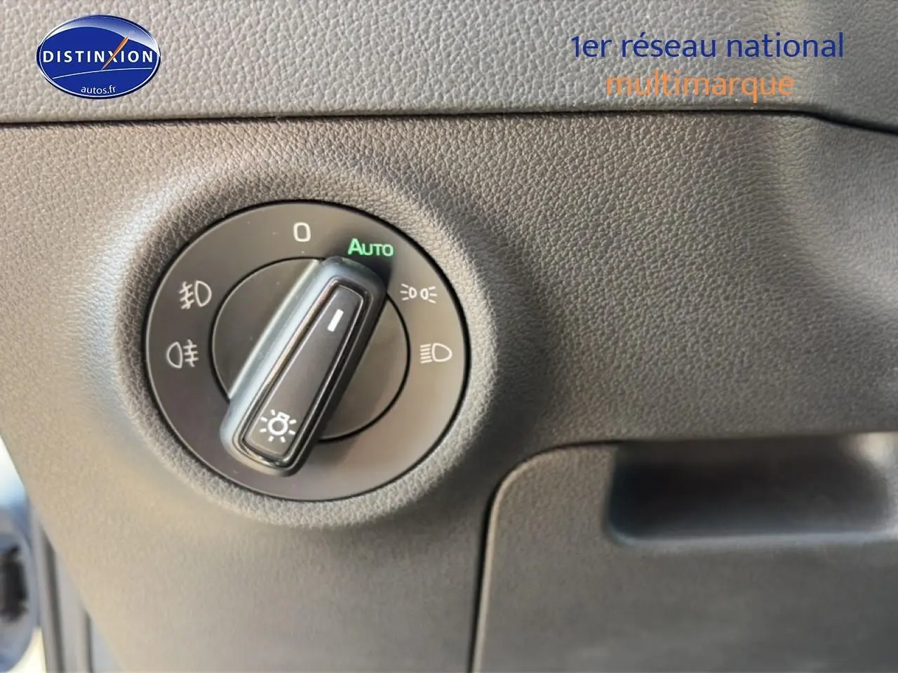 Gros plan sur la molette de réglage des phares du Skoda Karoq 2025, finition gris intérieur.