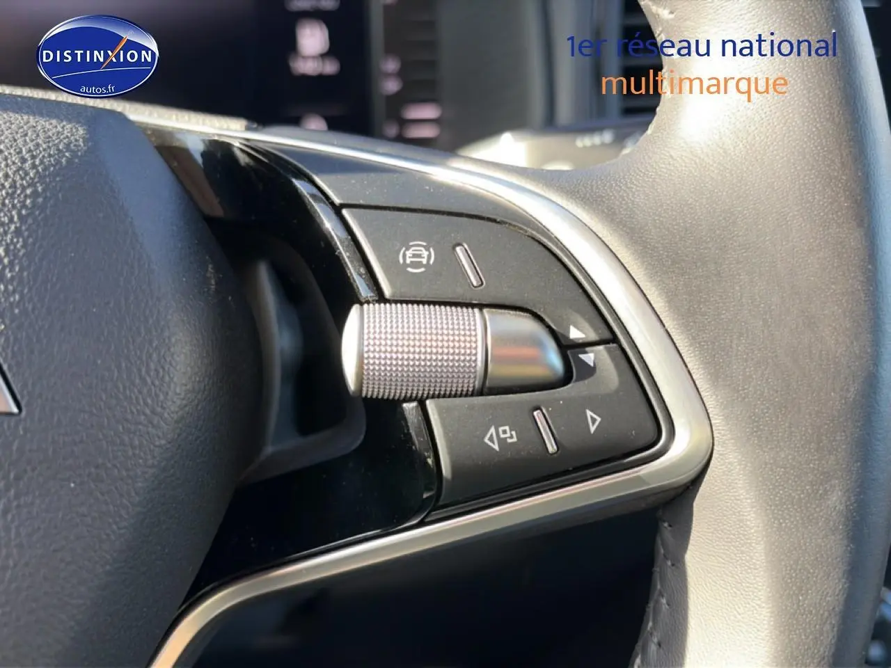 Gros plan sur les commandes du volant cuir gris du Skoda Karoq 1.5 TSI 150 Selection DSG7.