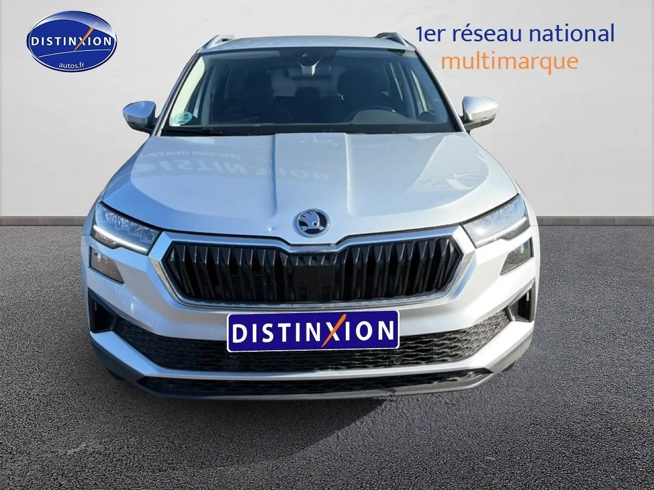 Vue avant d'un Skoda Karoq gris 2025 avec calandre noire et feux LED distinctifs.