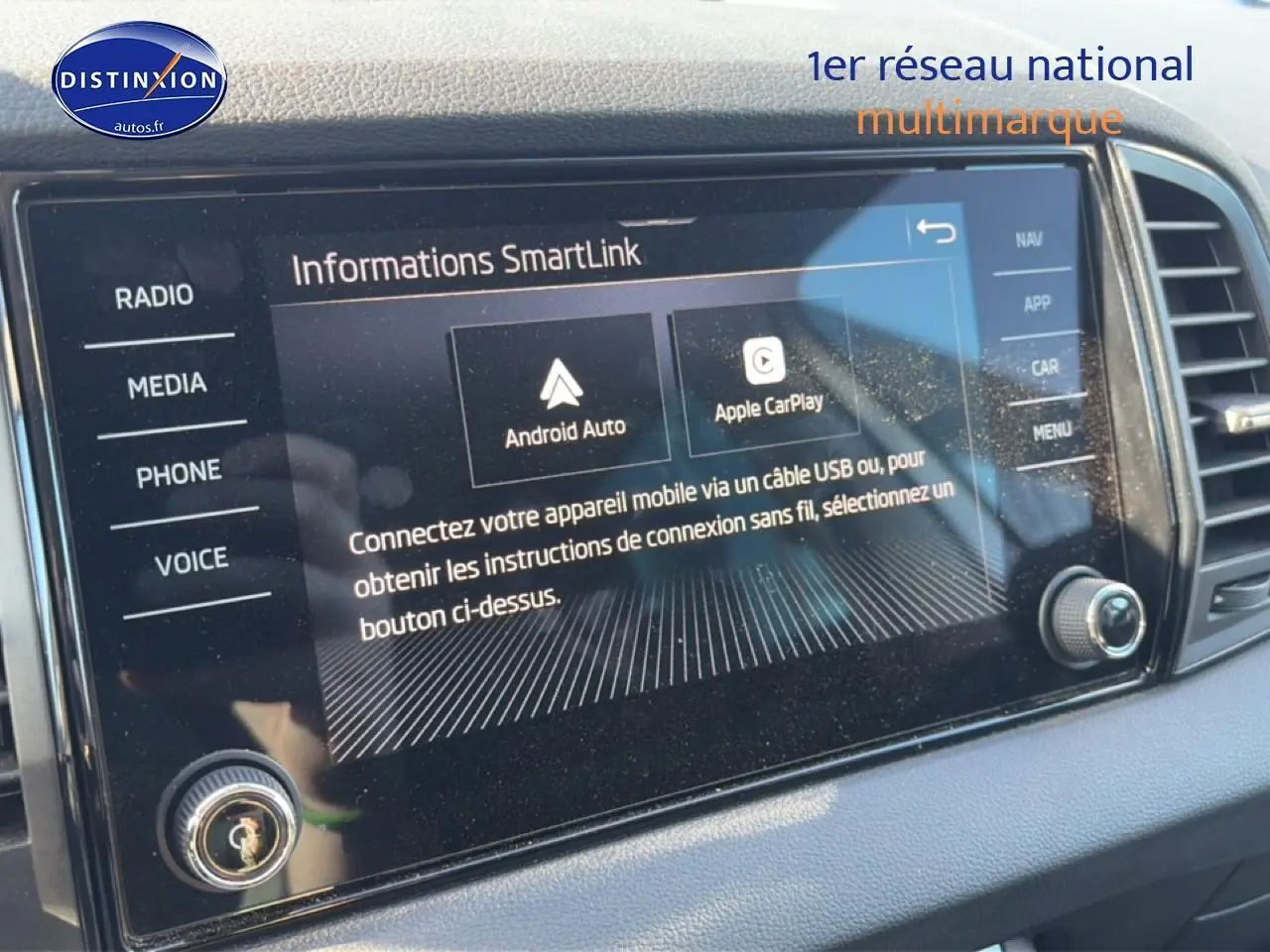 Écran tactile central du Skoda Karoq gris 2025 affichant les options Android Auto et Apple CarPlay.