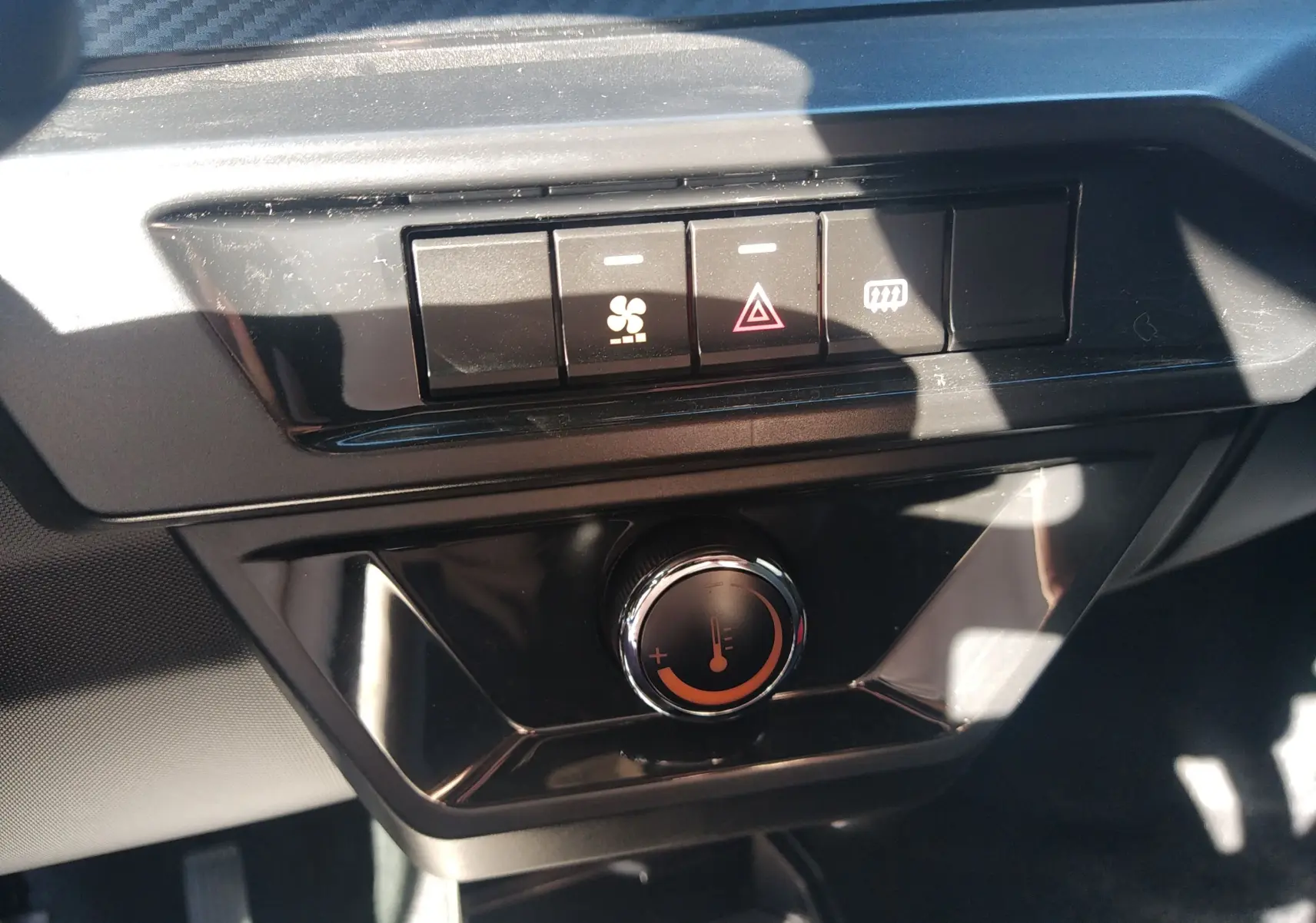 Gros plan sur les commandes de chauffage et dégivrage du tableau de bord noir de la Ligier JS60 Nouvelle Revo D+ Select.