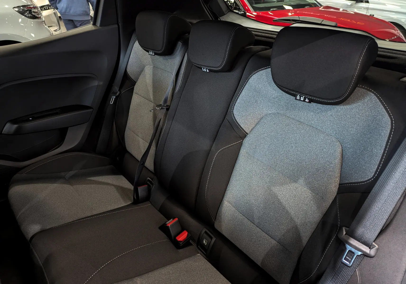 Vue intérieure des sièges arrière en tissu gris et noir de la Renault Clio V Blue dCi 100 CH EVOLUTION 2025.