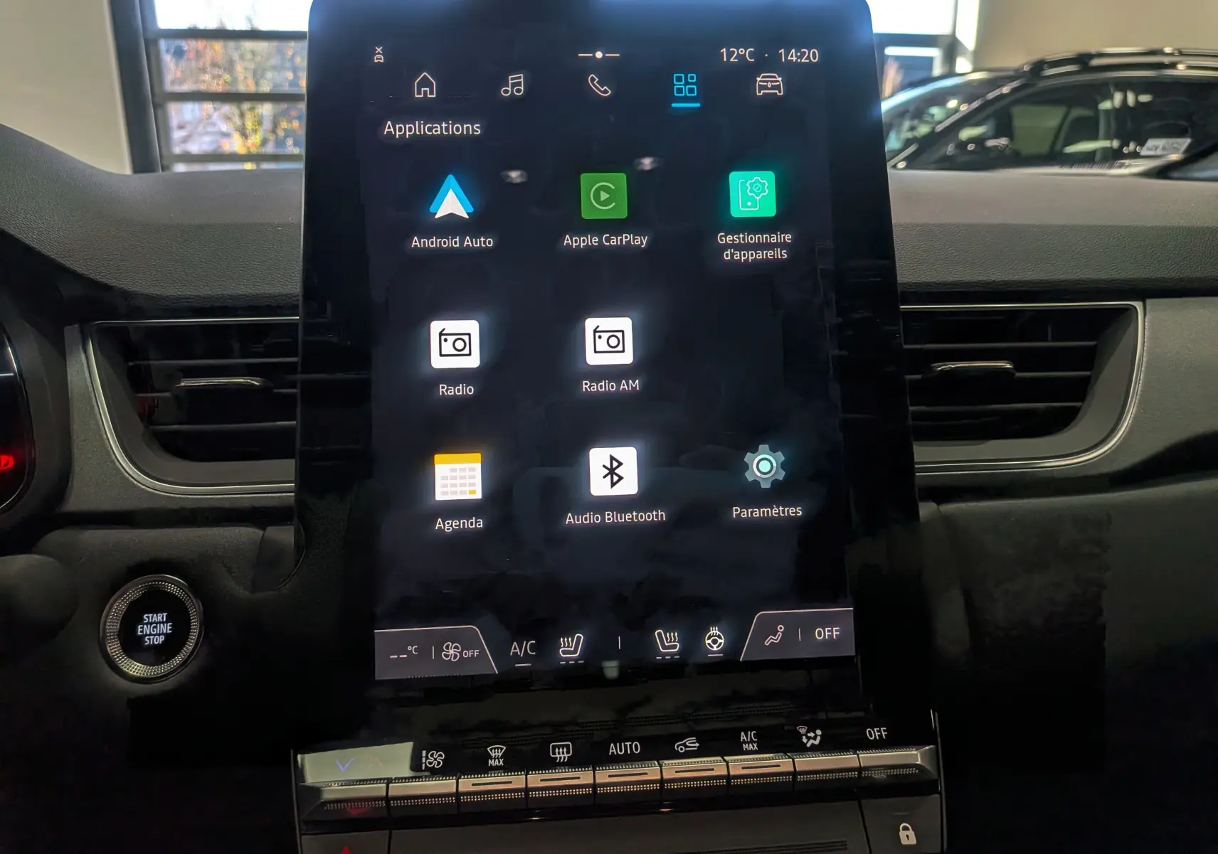Écran tactile central du tableau de bord du Renault Captur 2025, affichant les applications connectées.