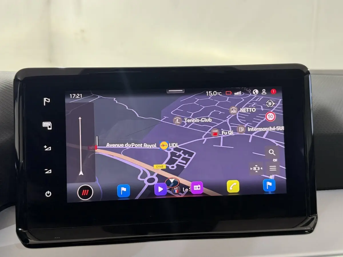 Écran tactile central du système de navigation 3D couleur de la SEAT Ibiza 2024 affichant une carte détaillée.