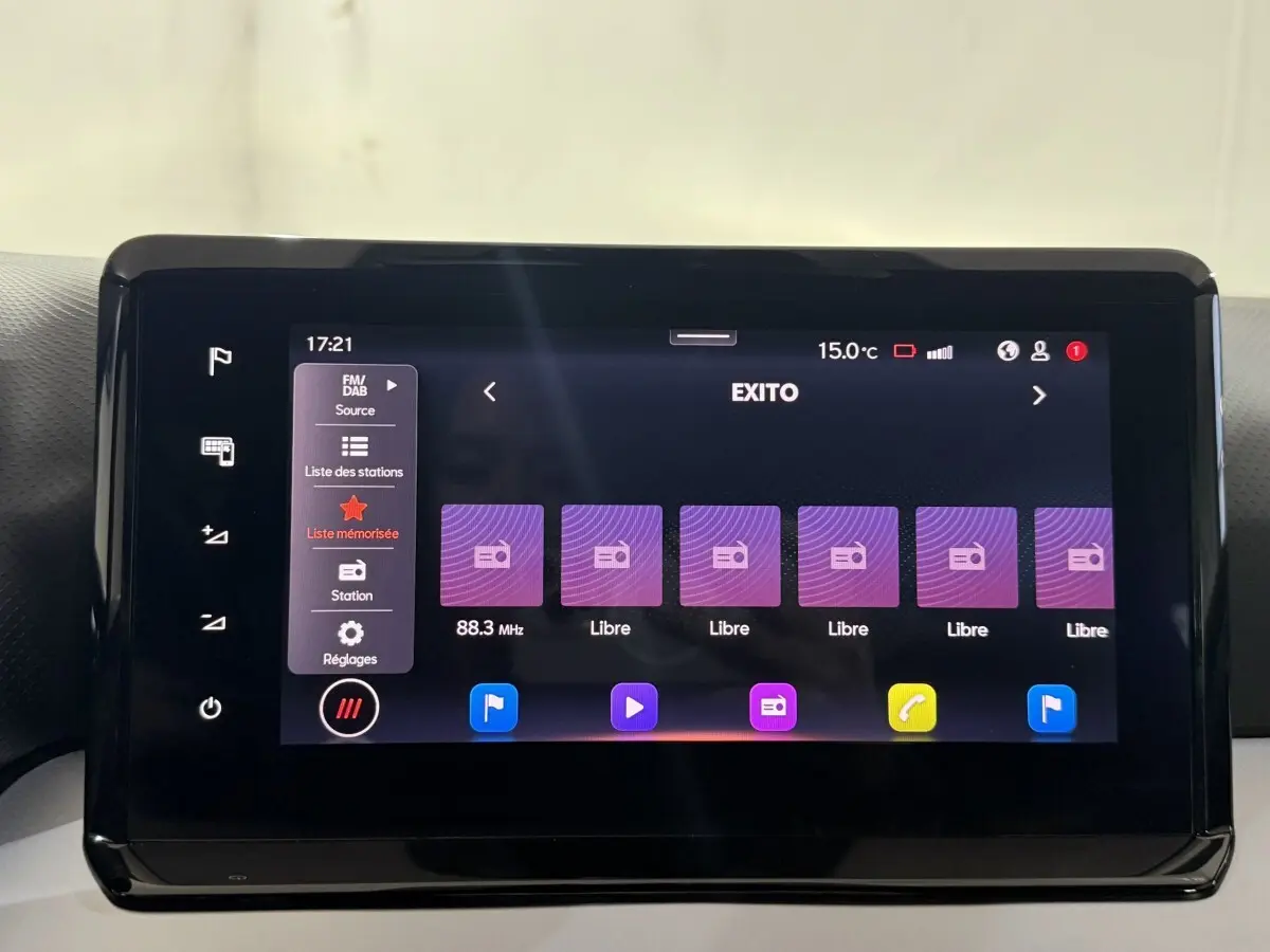 Écran tactile central du tableau de bord de la SEAT Ibiza 2024 affichant la radio FM/DAB en mode liste mémorisée.