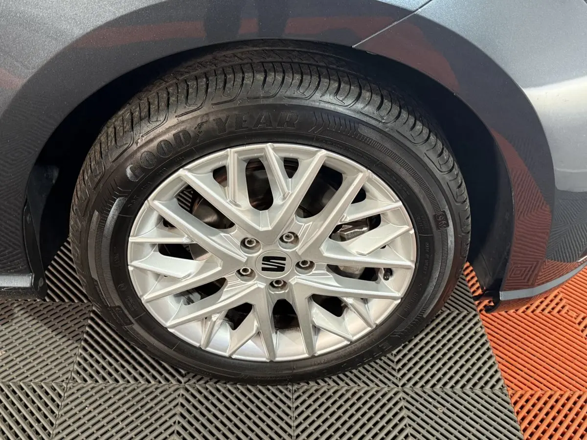 Gros plan sur la roue avant droite gris foncé d’une SEAT Ibiza 1.0 TSI 110 FR avec jante alliage et pneu Goodyear.