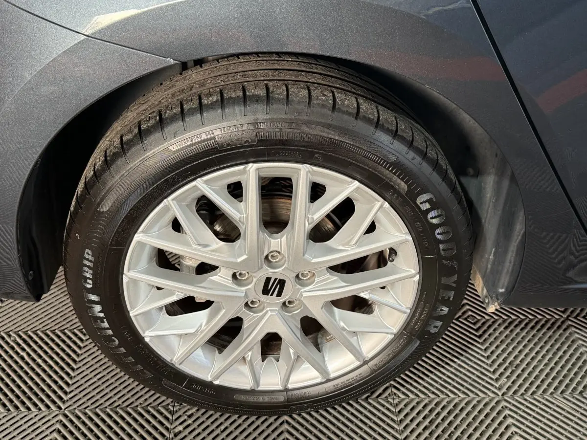 Gros plan sur la roue avant droite d'une SEAT Ibiza gris foncé, avec jante alliage argent et pneu Goodyear.