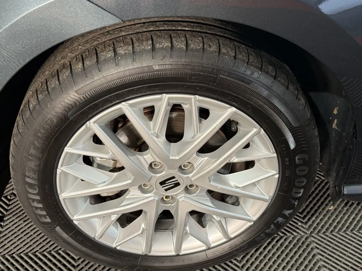 Gros plan sur la jante alliage argentée et pneu Goodyear du côté droit d'une SEAT Ibiza gris foncé 2024.