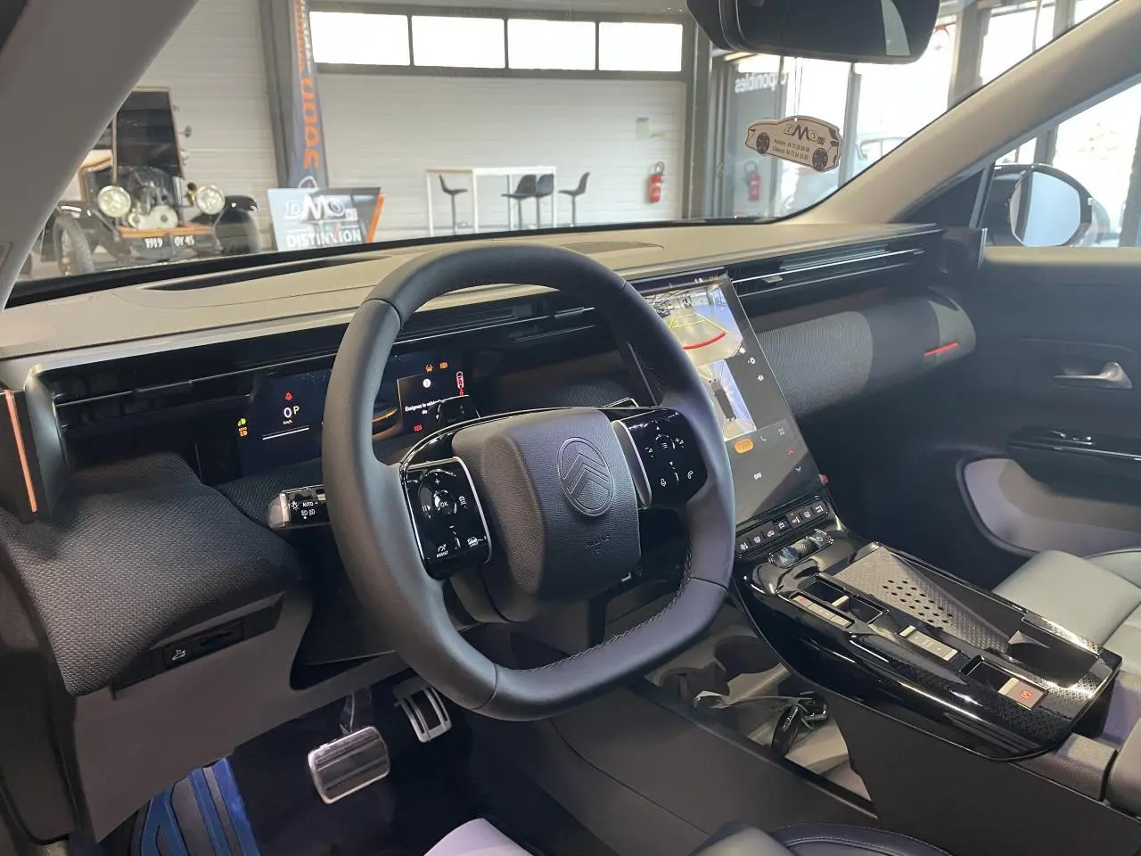 Intérieur du Citroën C5 Aircross 2026, vue du poste de conduite avec volant noir et écran tactile vertical.