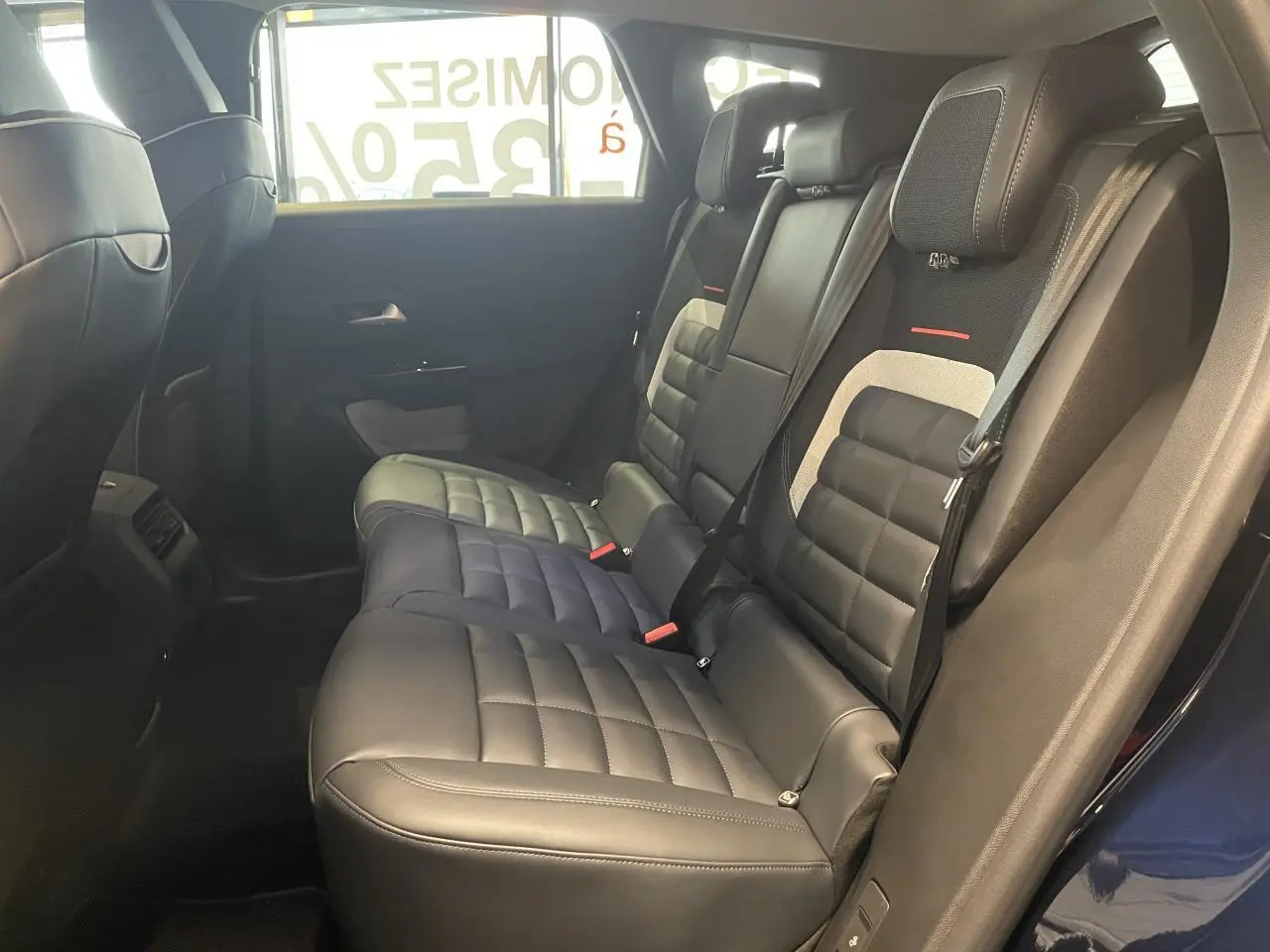 Vue latérale droite de la banquette arrière cuir noir avec inserts bleu du Citroën C5 Aircross Bleu Azul 2026.