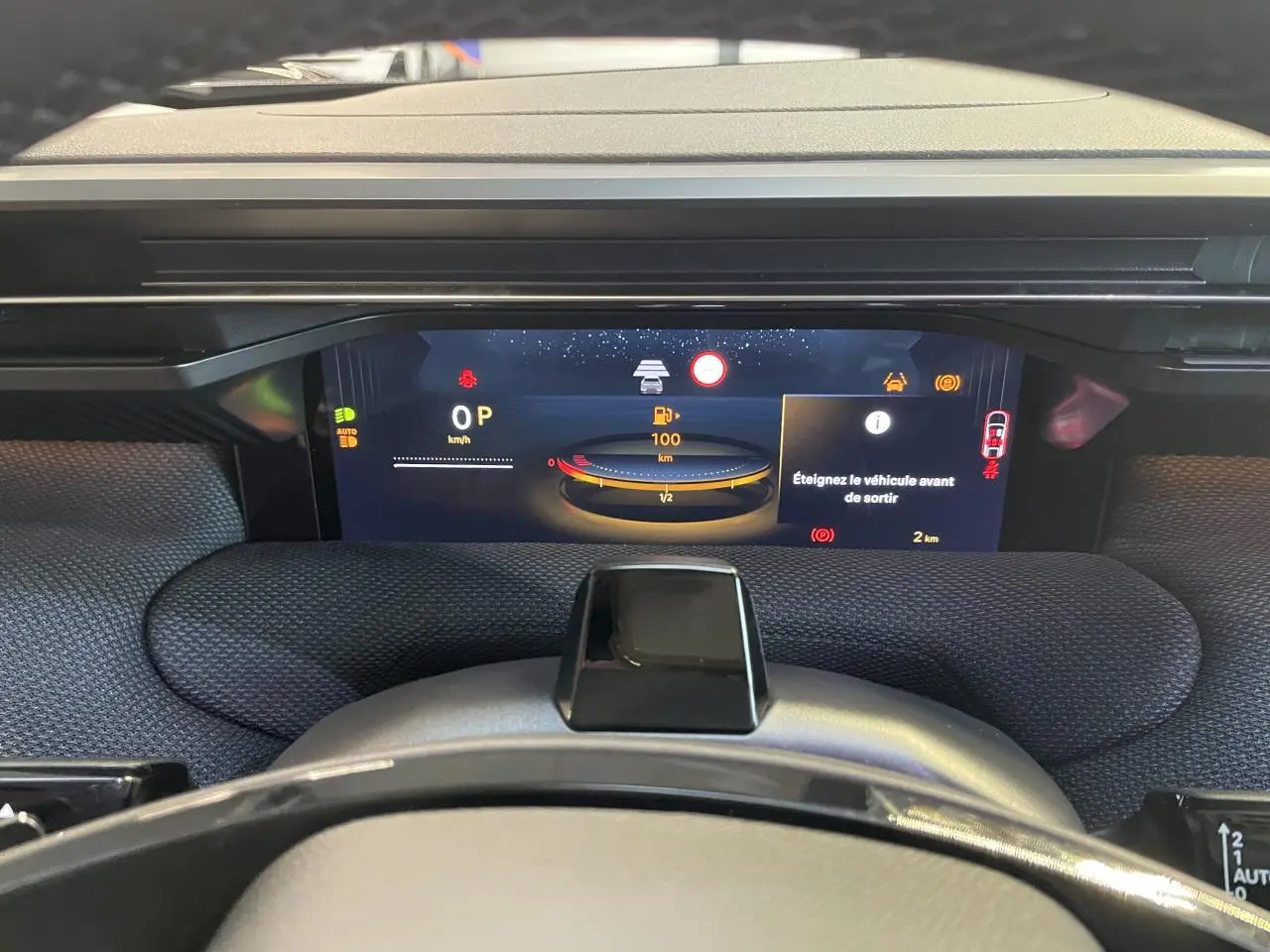 Vue rapprochée du tableau de bord numérique de la Citroën C5 Aircross Bleu Azul, affichant l'autonomie et alertes.