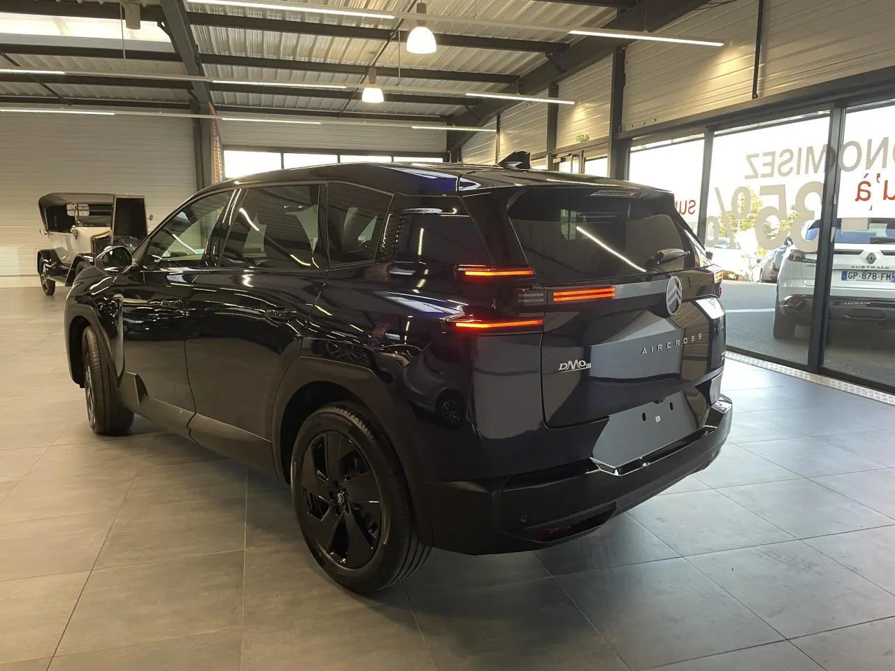 Vue 3/4 arrière droite du Citroën C5 Aircross 2026 en bleu Azul métallisé avec feux arrière LED et jantes noires.