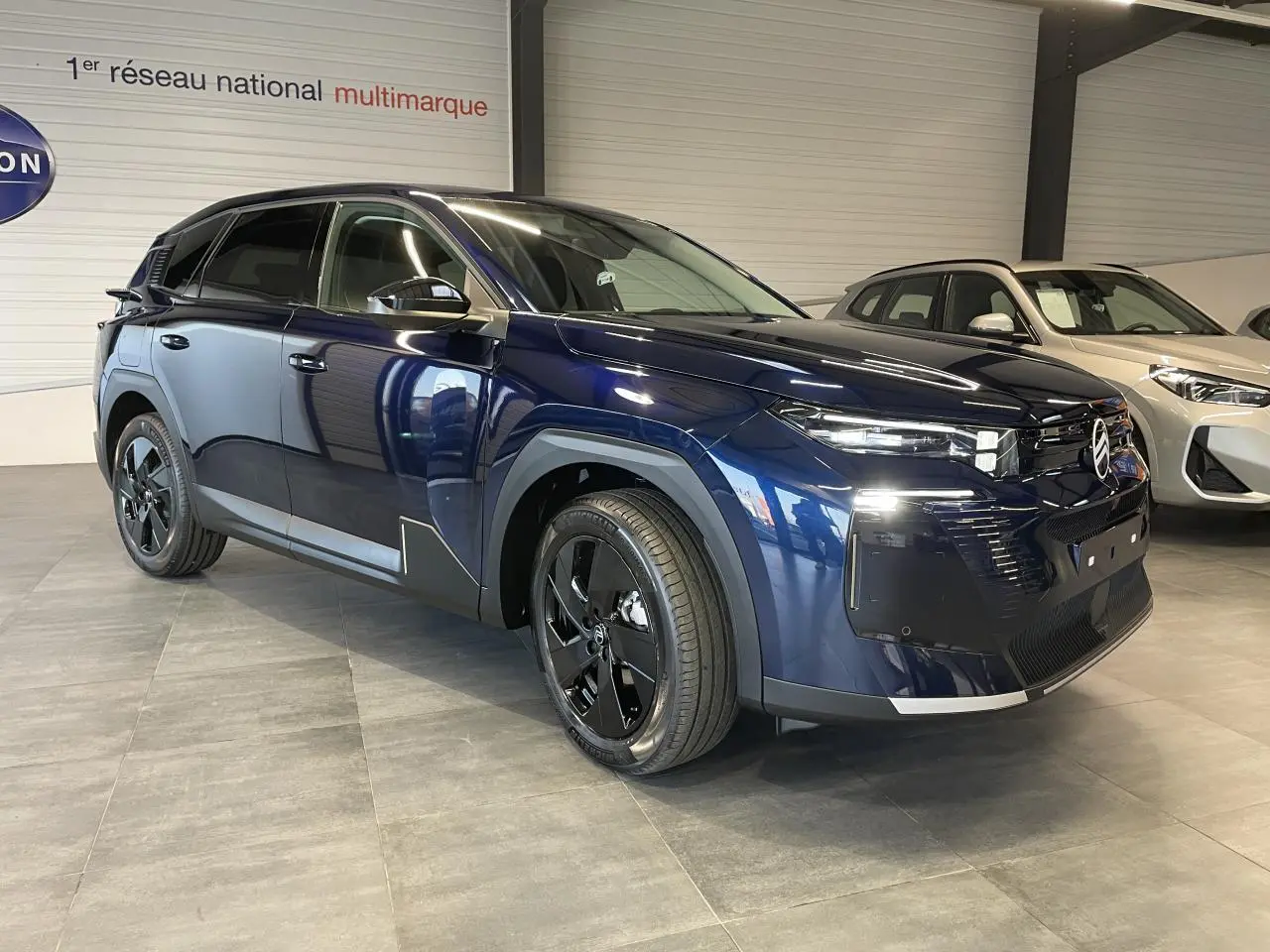 Citroën C5 Aircross 2026 bleu Azul en 3/4 avant droit avec jantes noires et calandre noir brillant.