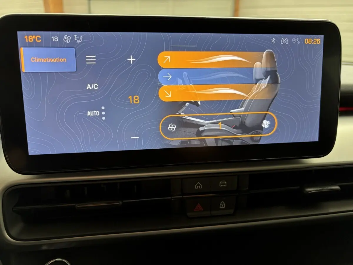 Écran tactile central du Jeep Avenger 2025 affichant le réglage de la climatisation avec interface moderne.