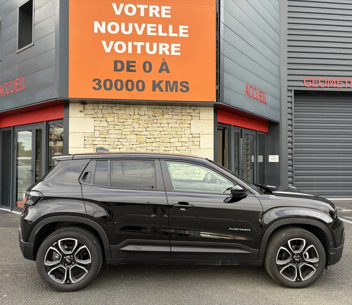 Profil côté gauche du Jeep Avenger noir 2025, mettant en valeur ses jantes distinctives et son design compact.