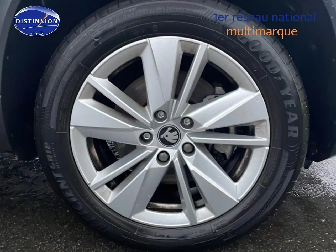 Gros plan sur la jante alliage argentée d'une Skoda Karoq blanche glacial, avec pneu Goodyear visible.
