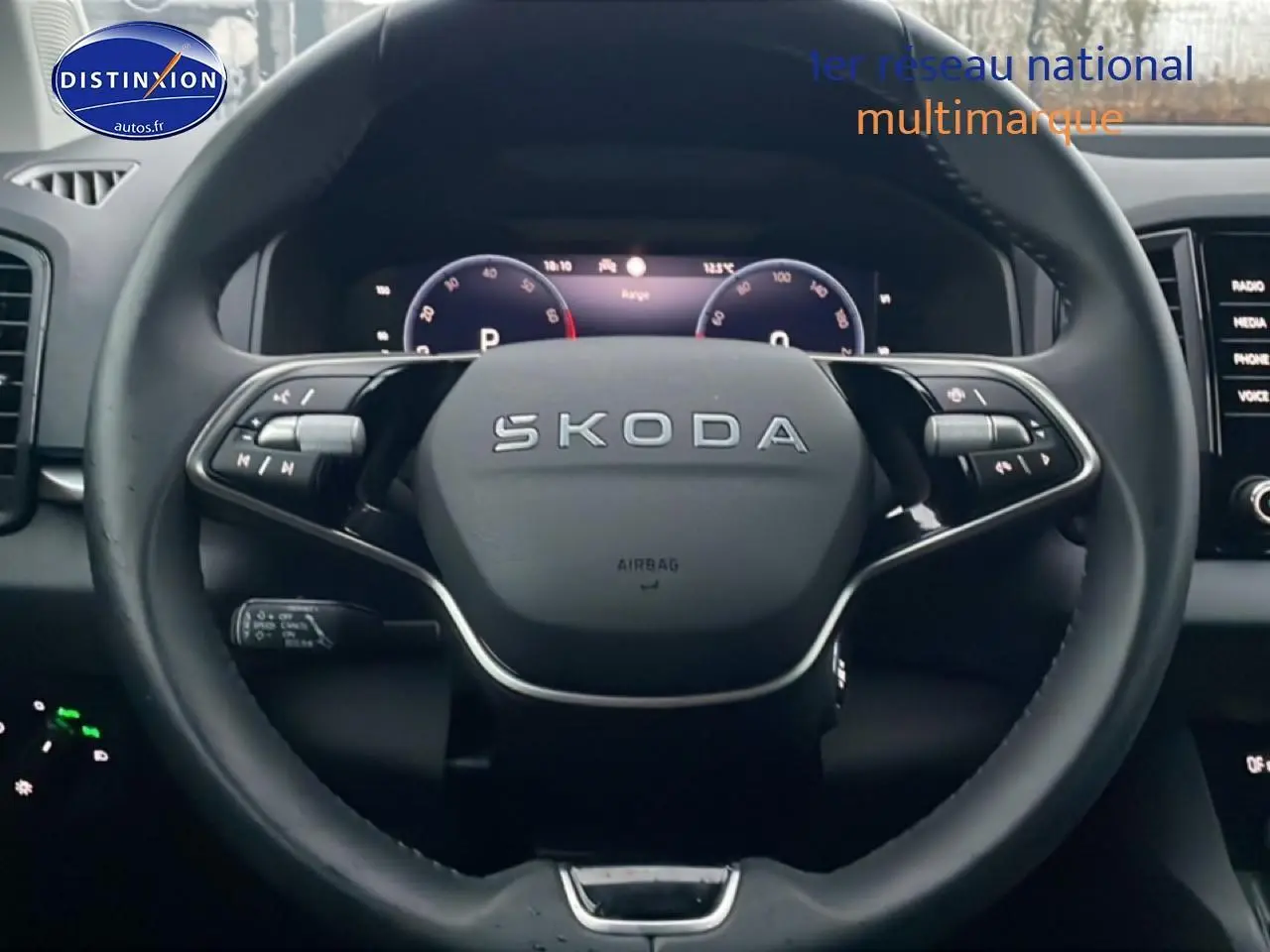 Vue rapprochée du volant noir SKODA KAROQ 2025 avec commandes multifonctions et tableau de bord digital.