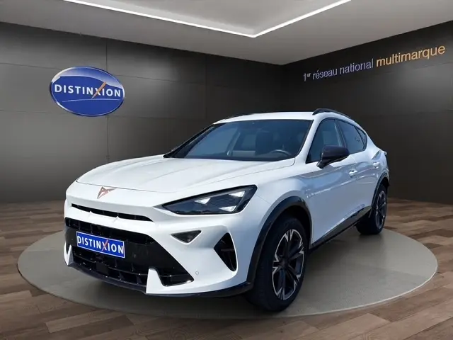 Vue 3/4 avant droit d’un CUPRA Formentor blanc 2025 avec jantes noires et détails noirs contrastants.