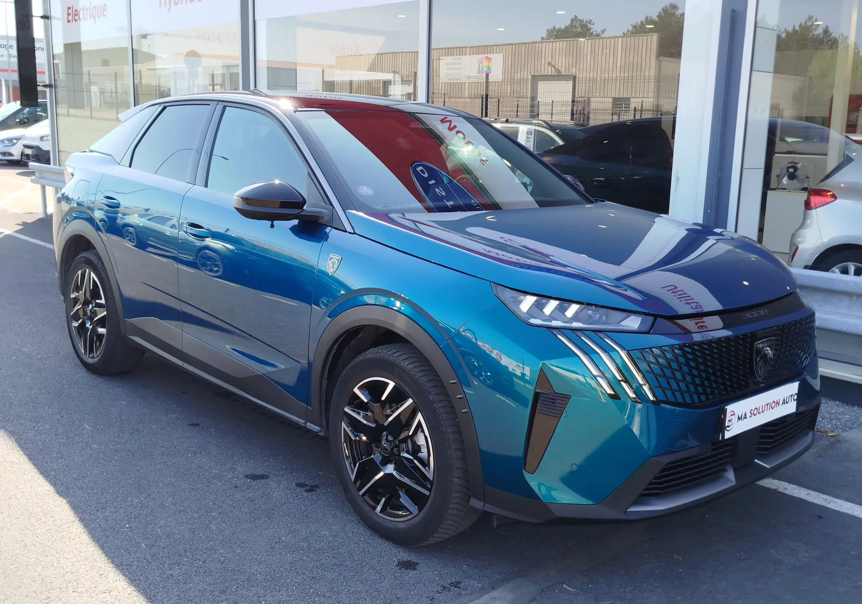 Peugeot 3008 Hybride 2024 bleu Obsession en 3/4 avant droit, avec calandre noire et jantes noires brillantes.
