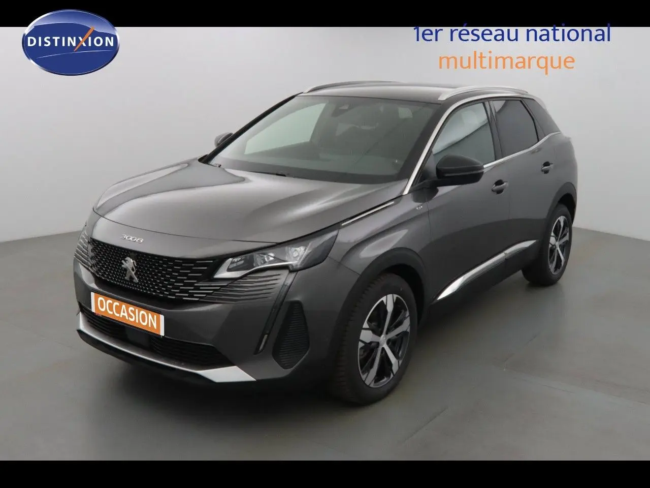Peugeot 3008 gris platinium métal en 3/4 avant droit, avec calandre noire et jantes bi-ton.