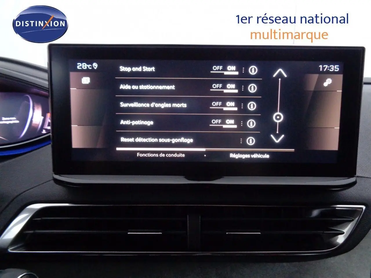 Coffre ouvert du Peugeot 3008 gris platinium métal, vue arrière montrant un espace de chargement spacieux et bien éclairé.