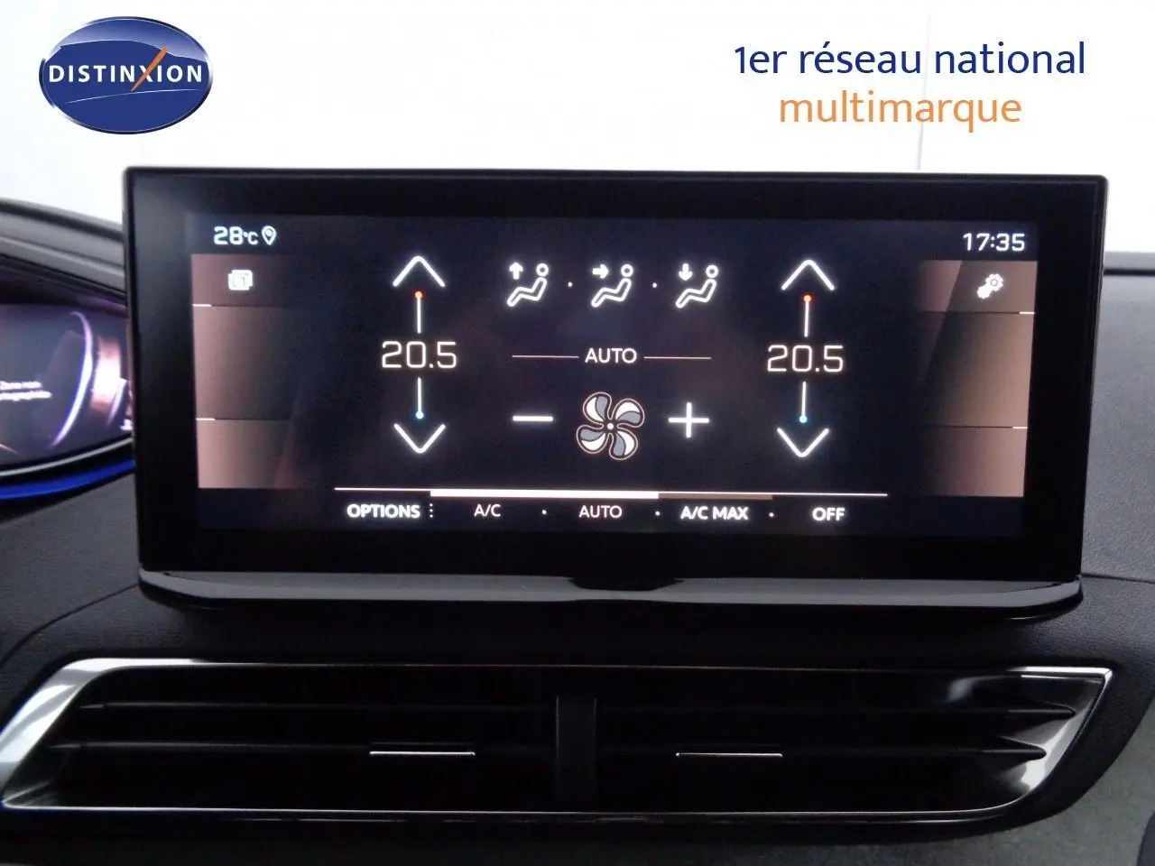 Gros plan sur la palette de changement de vitesse + côté droit du Peugeot 3008 gris platinium 2023.