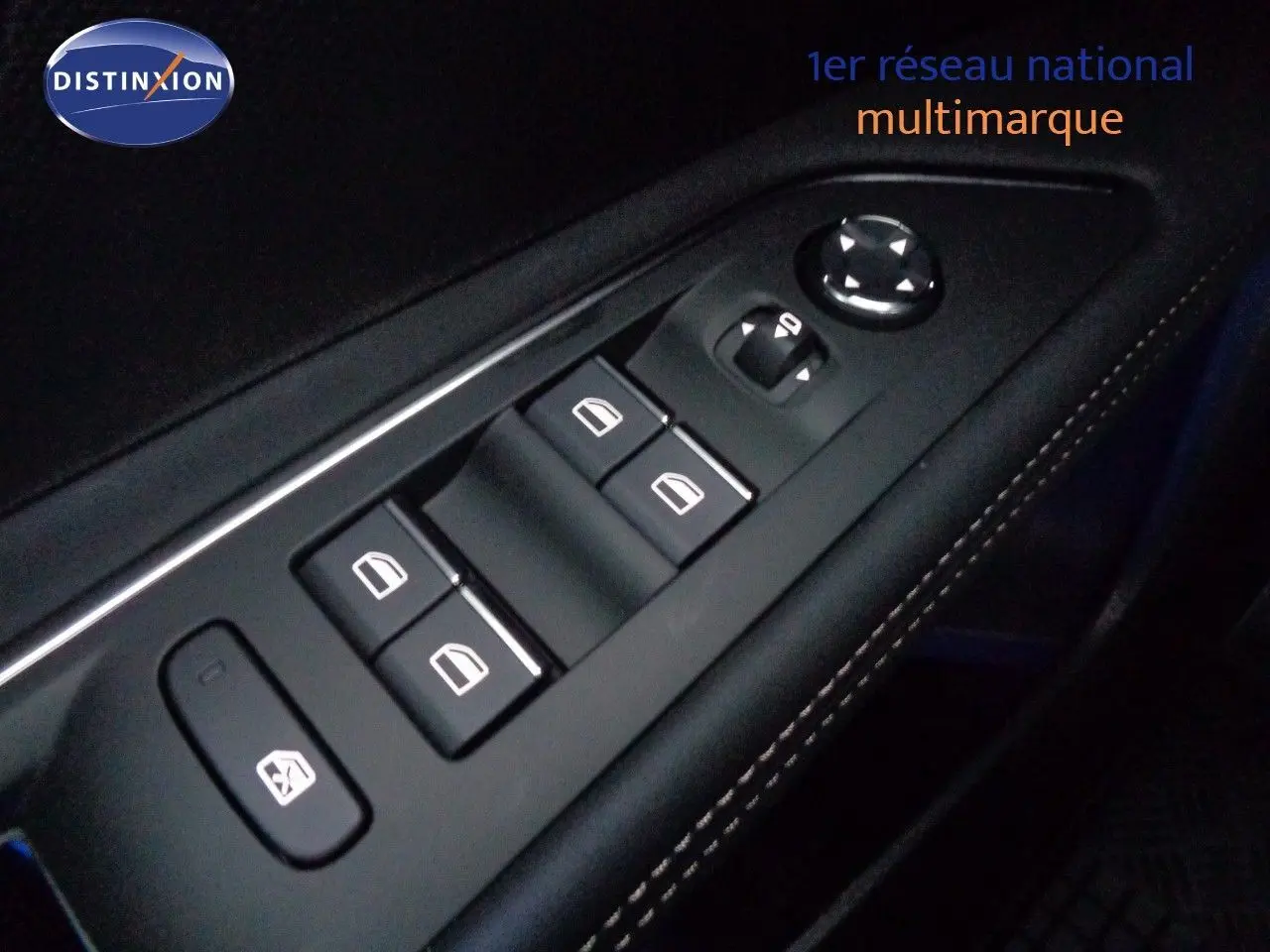 Écran tactile central du Peugeot 3008 gris platinium, affichant la navigation et la climatisation à 19°C.