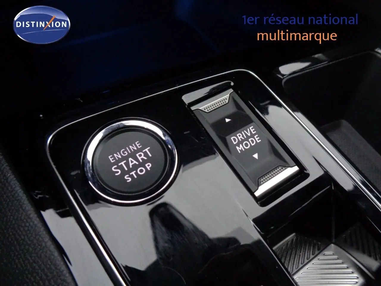 Intérieur du Peugeot 3008 2023 en gris platinium, vue sur la console centrale avec écran tactile et commandes piano.