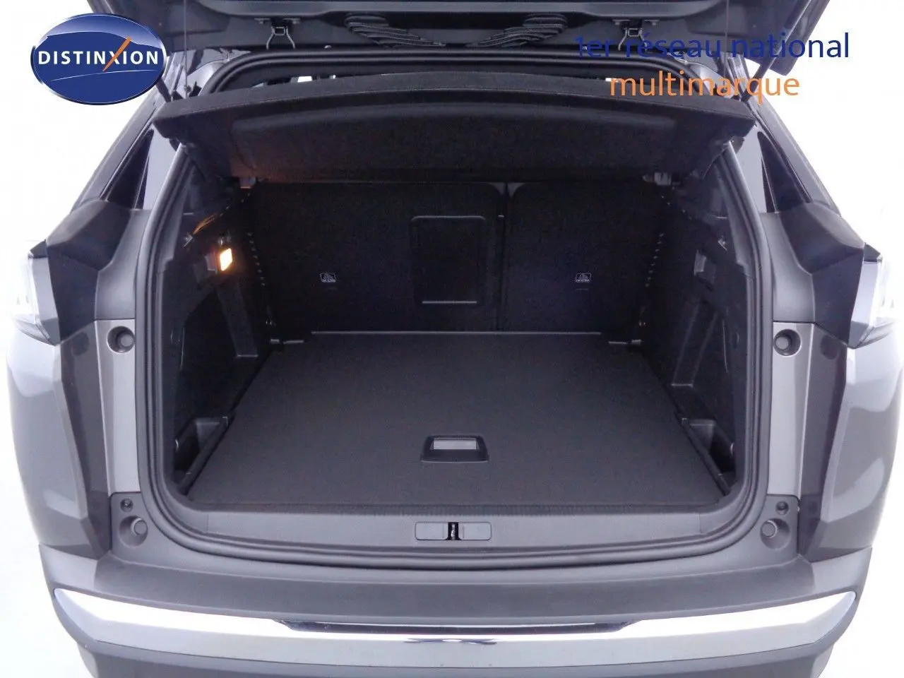 Écran multimédia du Peugeot 3008 gris platinium montrant la caméra de recul et la vue 360° intérieure.