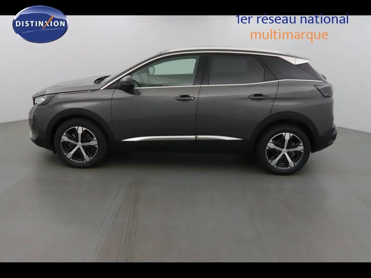 Peugeot 3008 gris platinium métal vu de profil côté gauche, avec jantes bicolores et toit contrasté blanc.
