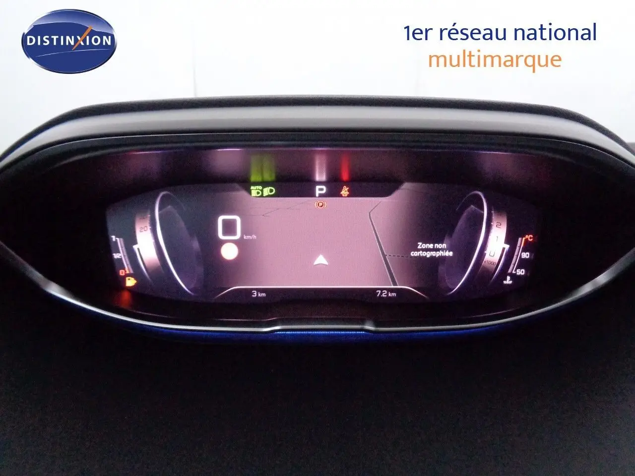 Vue intérieure côté conducteur du Peugeot 3008 gris platinium, avec tableau de bord numérique et volant compact GT.