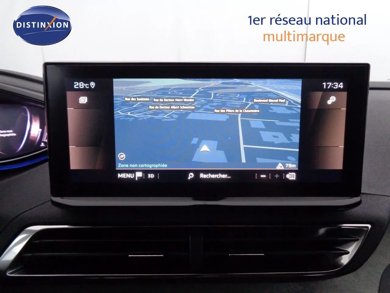 Intérieur du Peugeot 3008 2023 gris platinium, vue du tableau de bord avec écran tactile et volant compact multifonction.