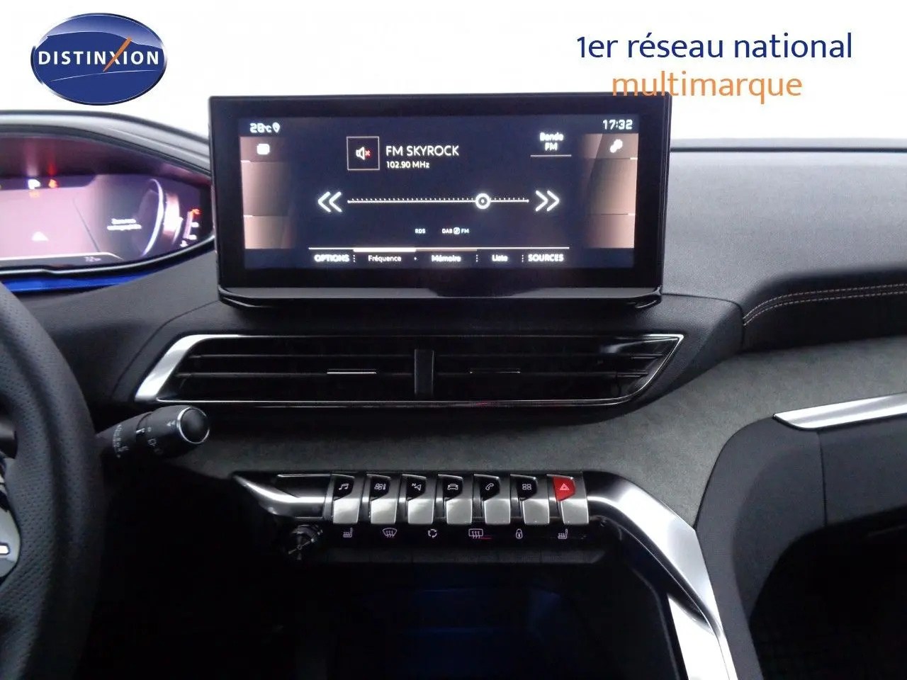 Gros plan sur la commande de régulateur de vitesse du Peugeot 3008 gris platinium, côté gauche du volant.