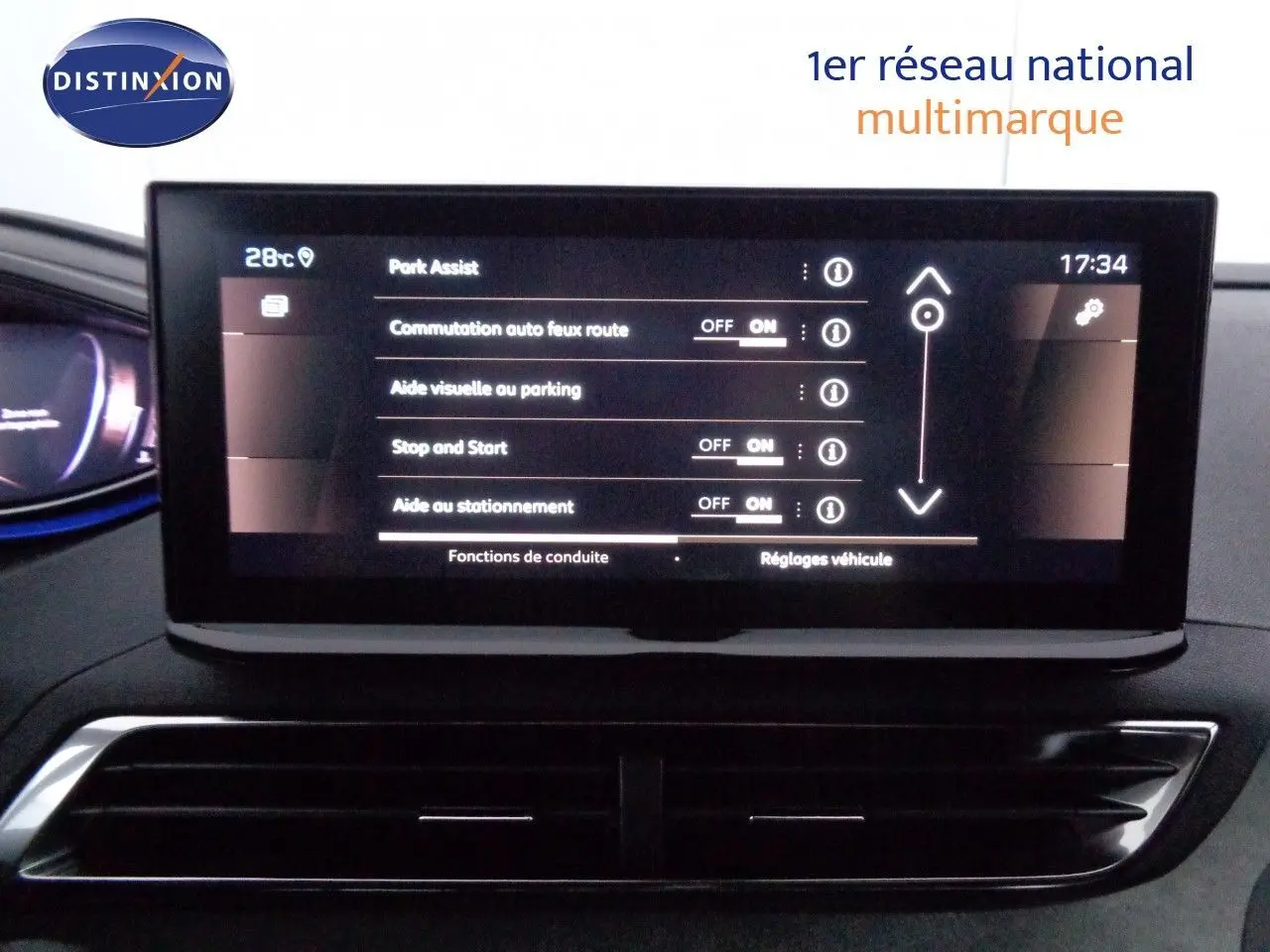 Vue rapprochée de la console centrale noire brillante du Peugeot 3008 gris platinium, avec bouton start et sélecteur de mode de conduite.