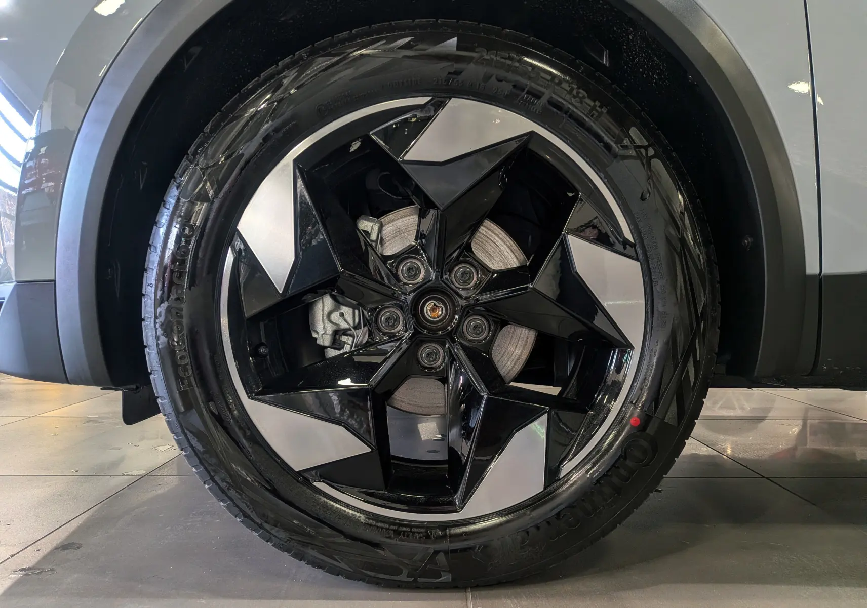 Gros plan sur la roue avant droite du Renault Captur 2025 gris Rafale, jante alliage biton noire et argentée.