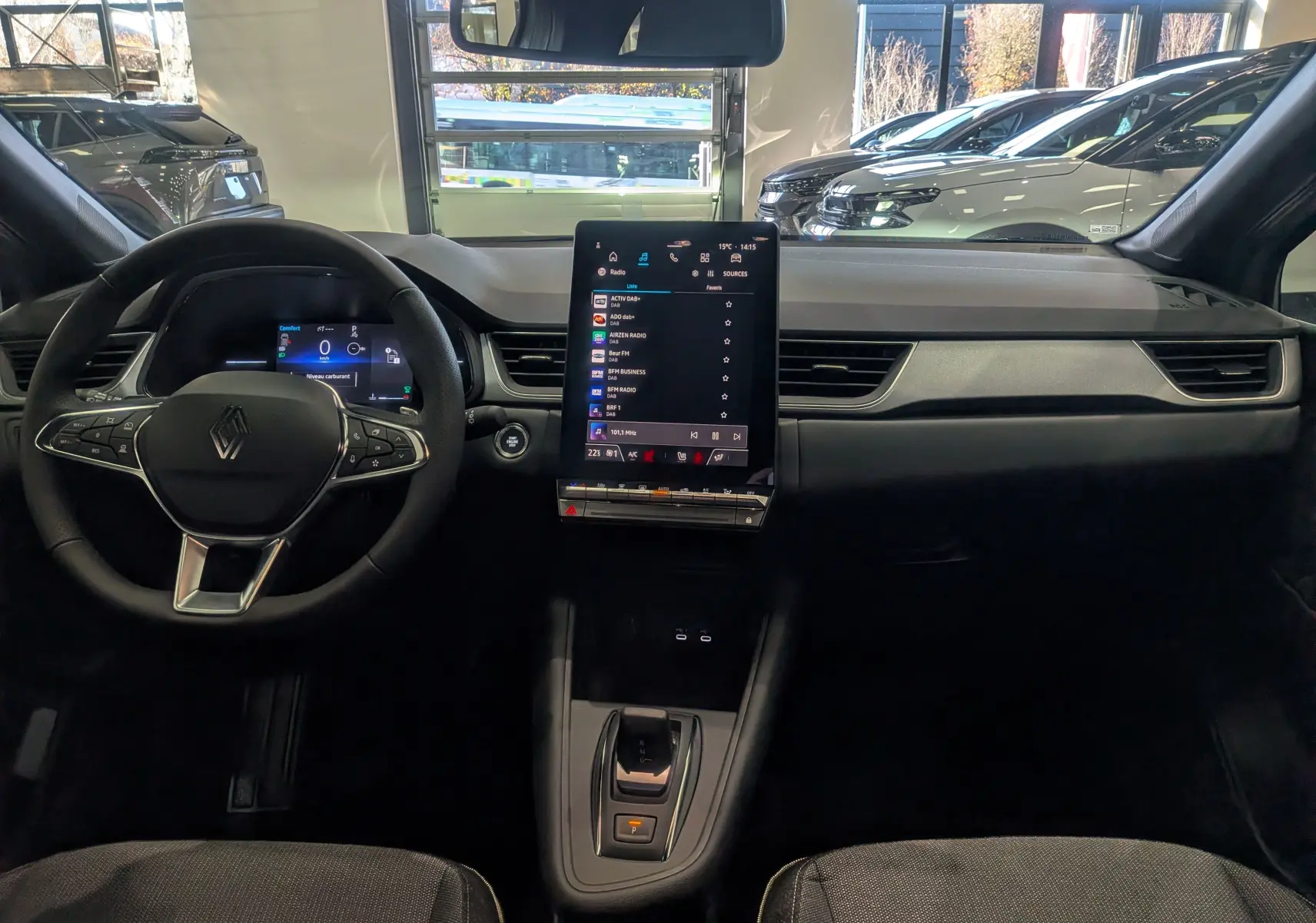 Tableau de bord et volant du Renault Captur 2025, vue frontale intérieure avec écran tactile central vertical.