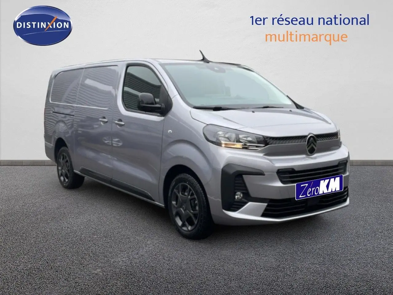 Vue 3/4 avant d’un Citroën Jumpy Van Long L3 gris Artense métallisé avec calandre noire et jantes foncées.