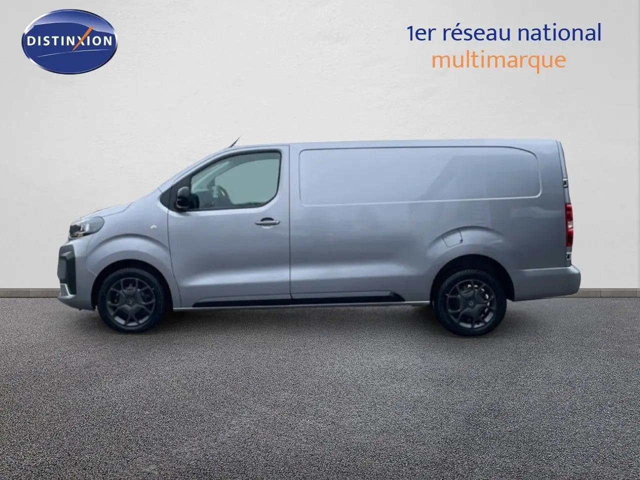 Profil latéral droit d’un Citroën Jumpy Van Long L3 gris Artense métallisé avec jantes noires sur fond neutre.