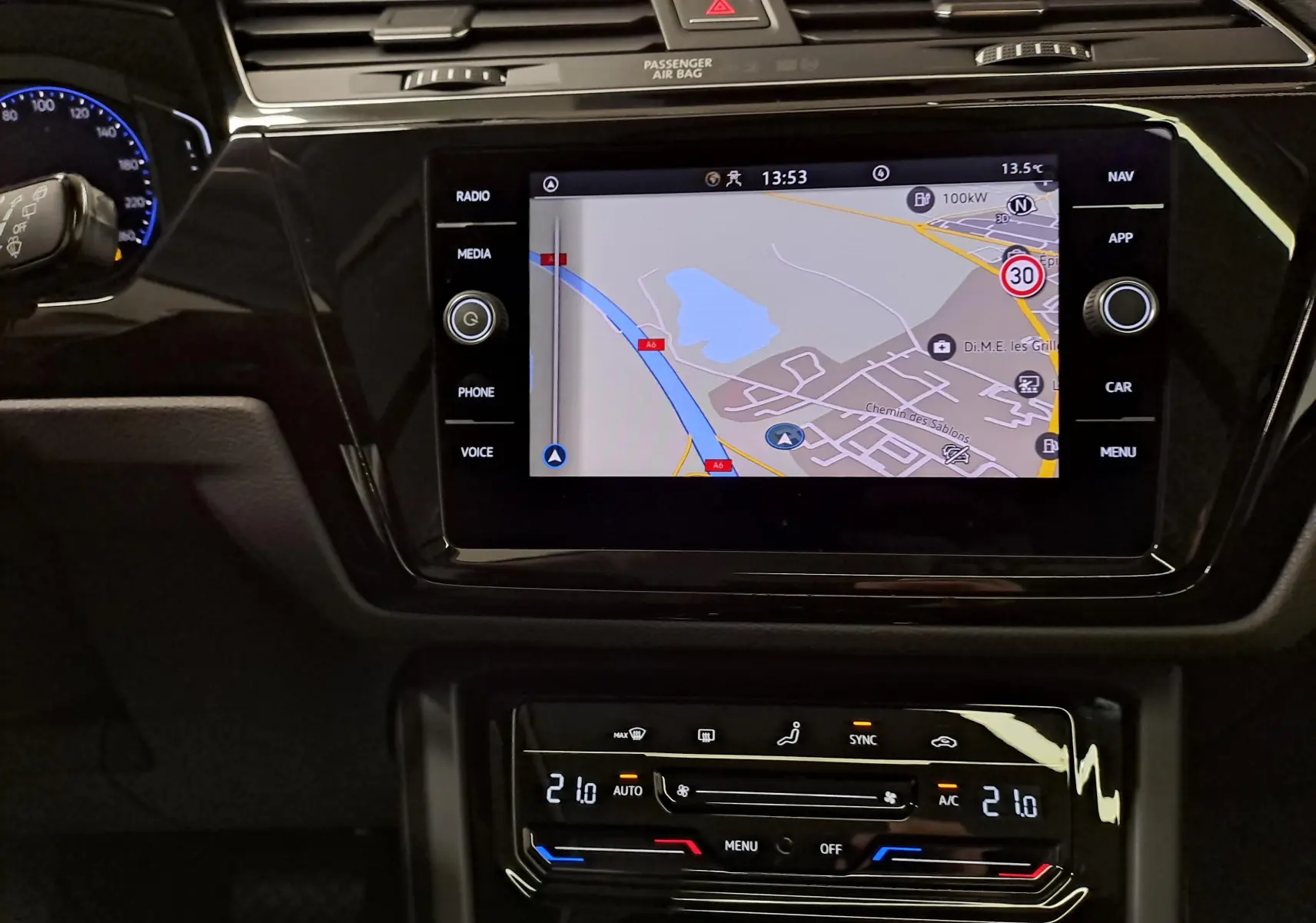 Vue rapprochée de l’écran tactile central et de la console de climatisation du Volkswagen Touran gris argent, intérieur moderne et épuré.