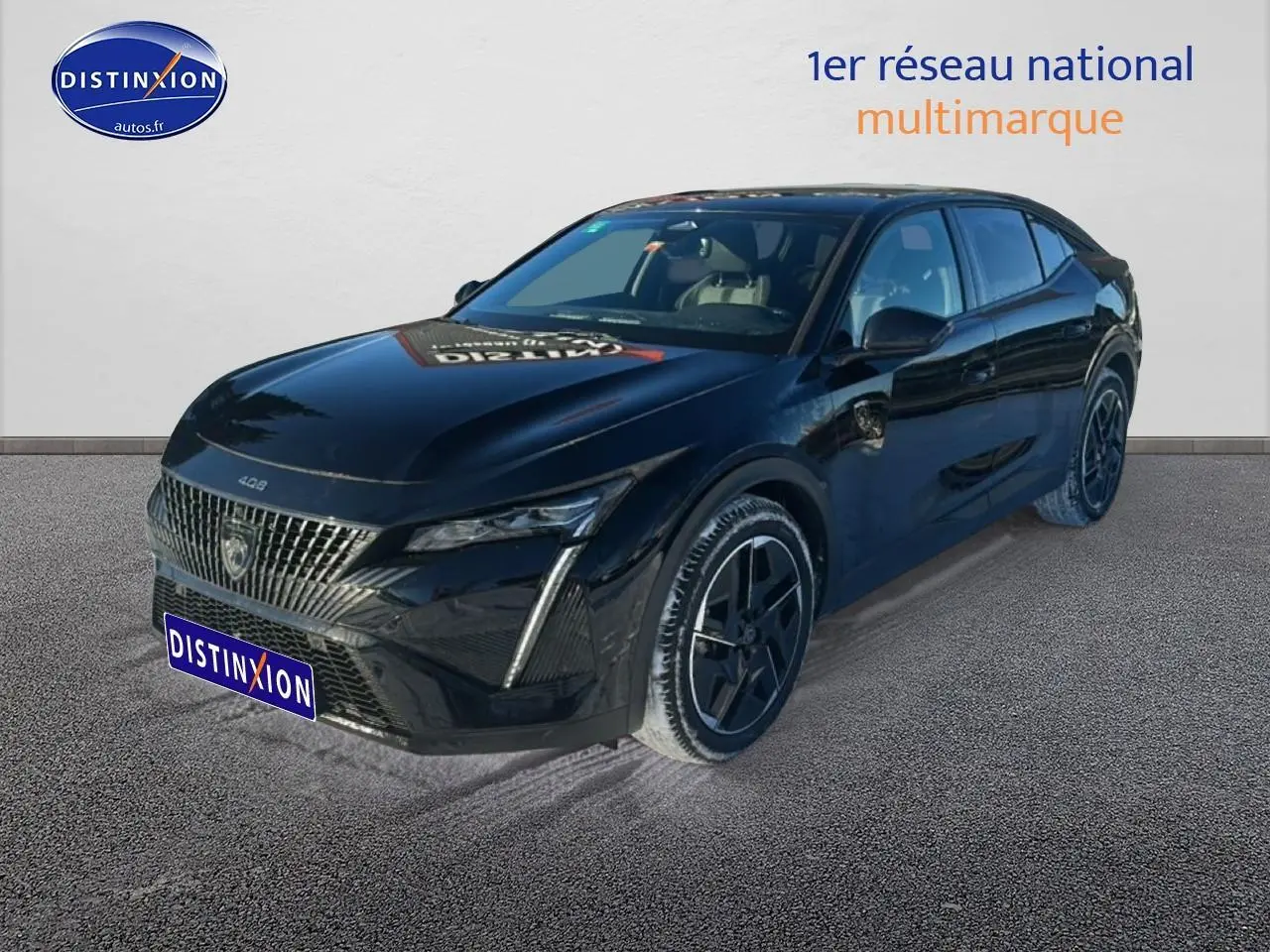 Peugeot 408 Hybrid 145 GT noir en 3/4 avant droit, avec jantes alu et calandre distinctive.