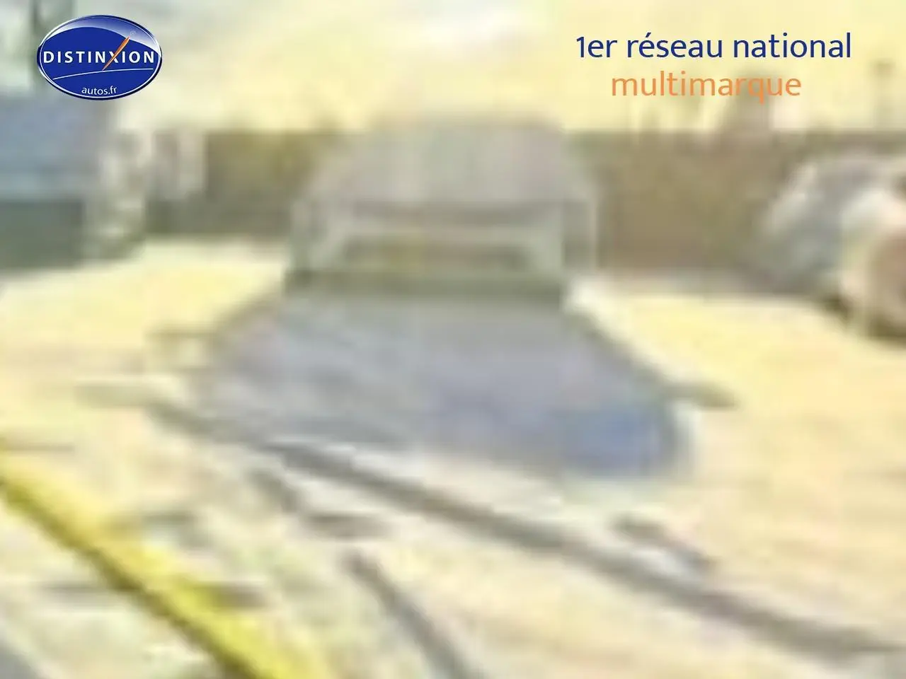 Vue avant d'une Peugeot 408 Hybrid 145 GT noire stationnée en extérieur, sous un fort éclairage solaire.