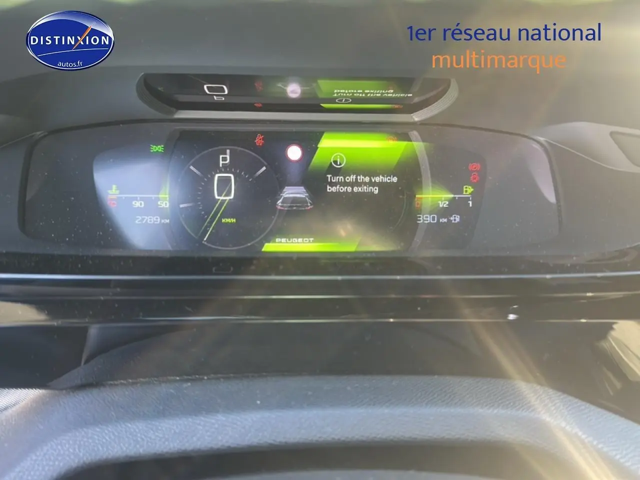 Vue rapprochée du tableau de bord numérique du Peugeot 408 Hybrid 145 GT, affichant la vitesse et l'autonomie.