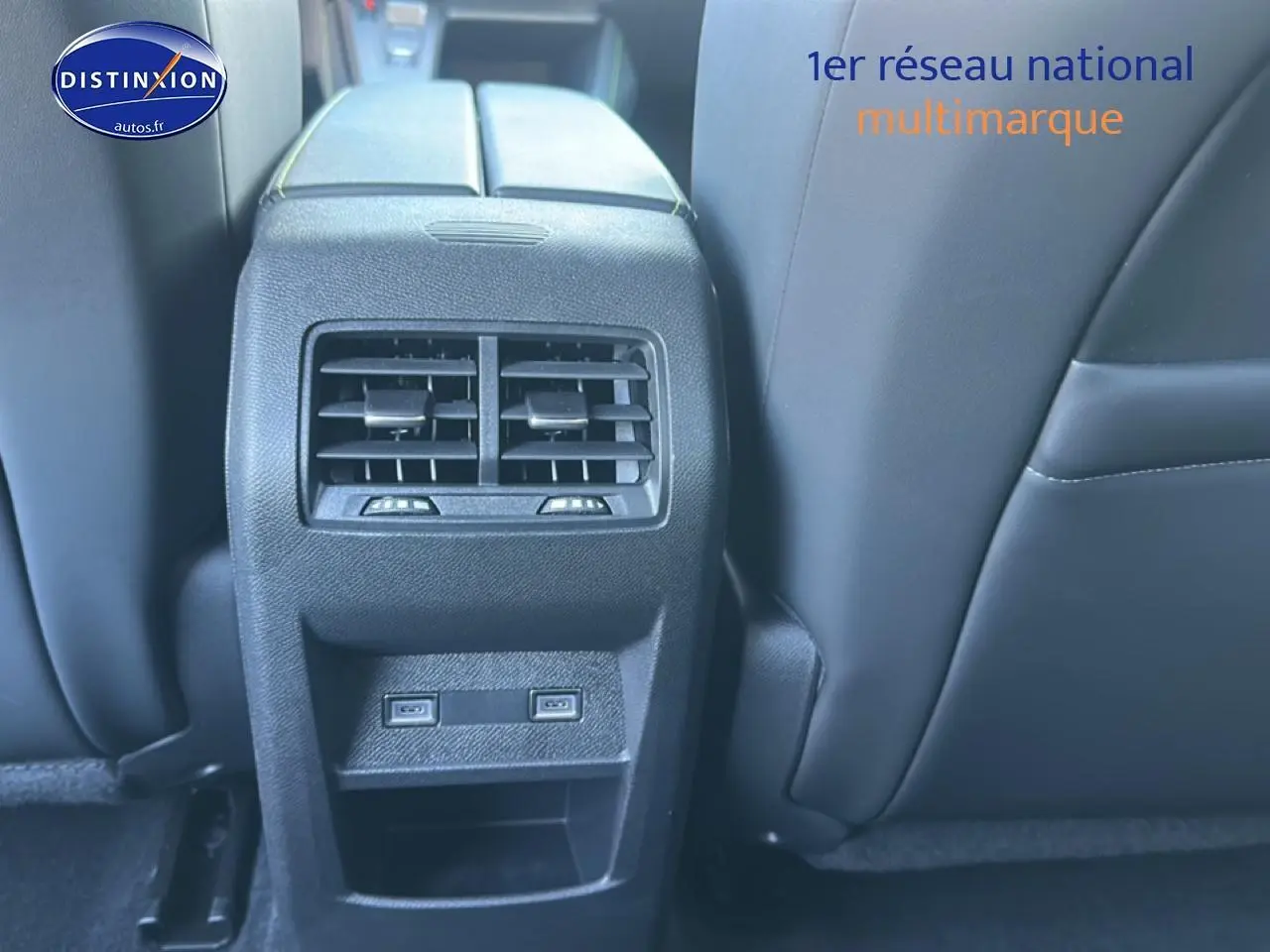 Vue rapprochée de la console centrale arrière noire du Peugeot 408 Hybrid 145 GT avec aérateurs et ports USB visibles.