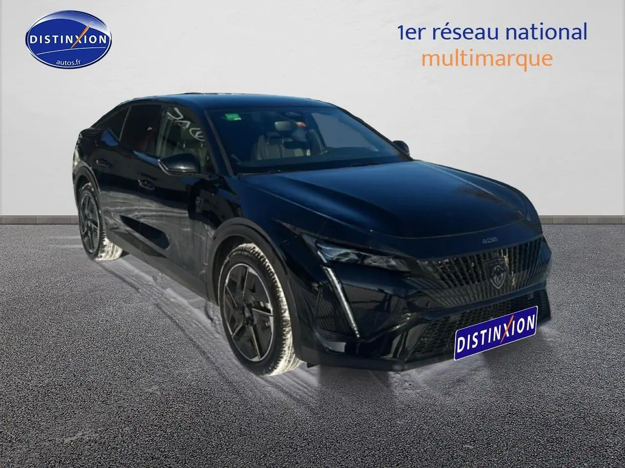 Peugeot 408 Hybrid 145 GT noir en 3/4 avant droit, avec jantes alu et phares LED allumés.