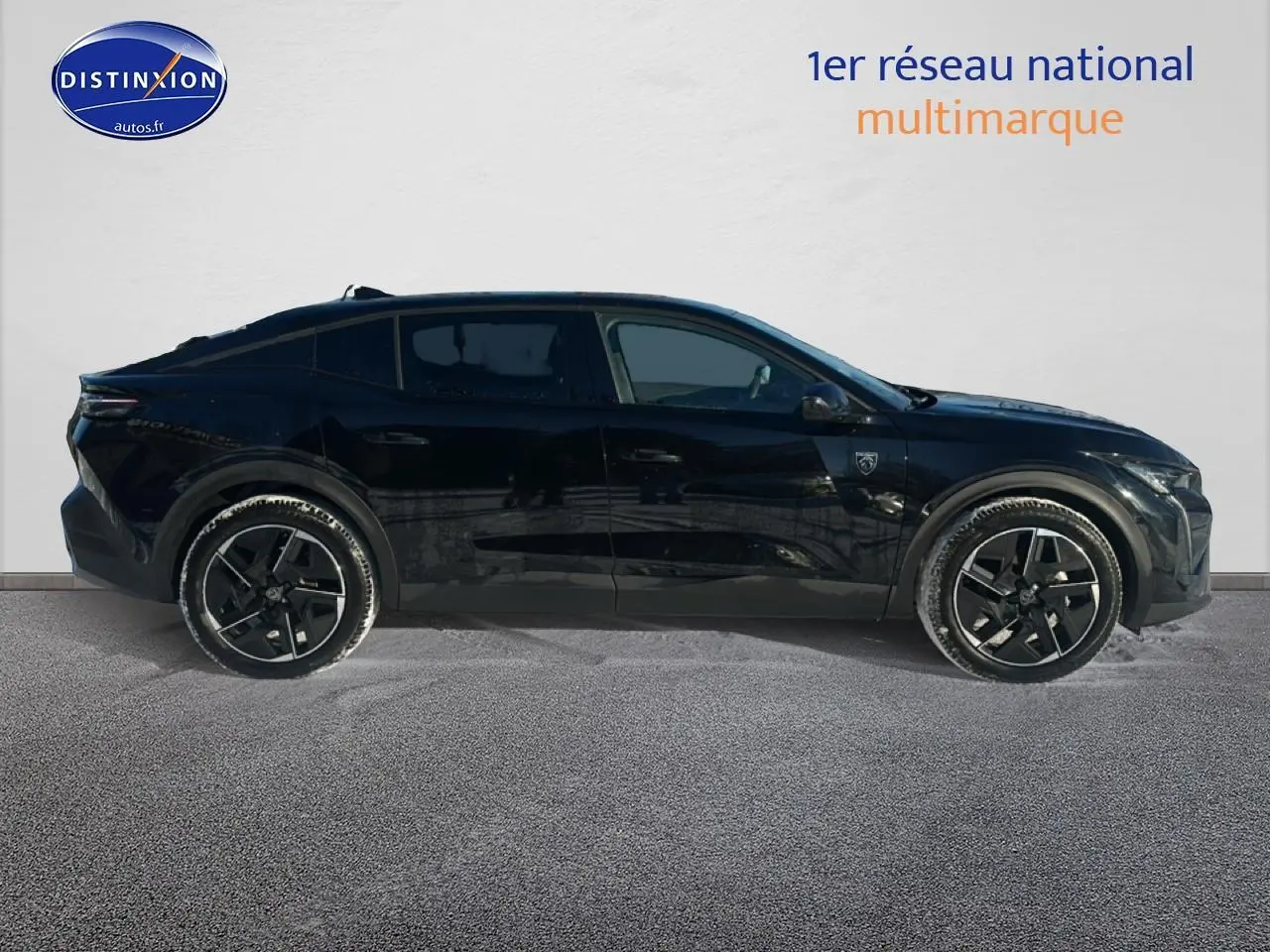 Peugeot 408 Hybrid 145 GT e-dcs6 noir vue de profil côté gauche avec jantes alu noires et vitres teintées.