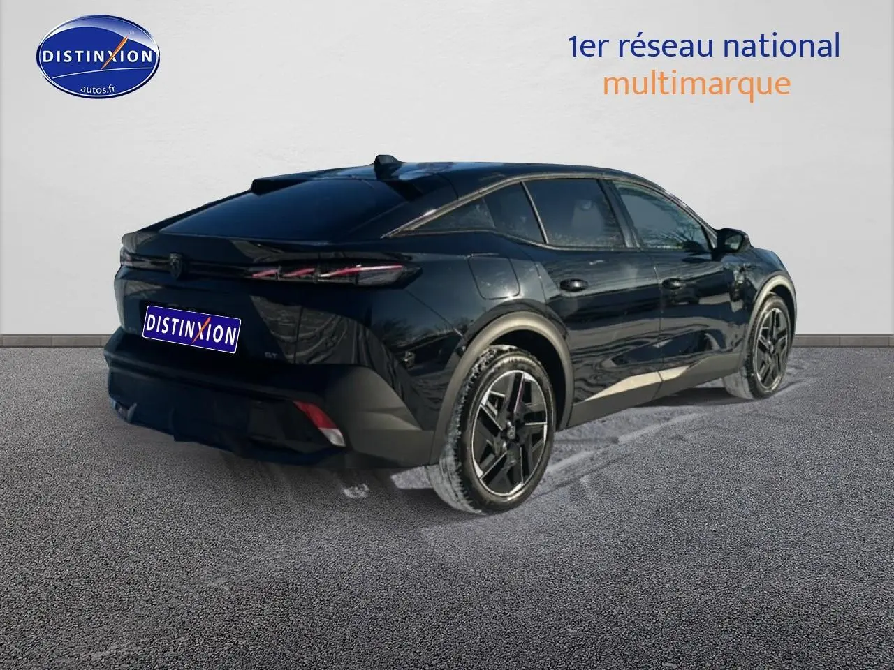 Vue 3/4 arrière droite d'une Peugeot 408 Hybrid 145 GT noire avec jantes alu et vitres surteintées.