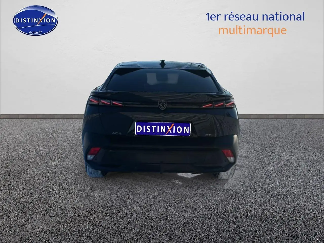 Vue arrière d'une Peugeot 408 Hybrid 145 GT noire avec feux arrière LED et lunette arrière surteintée.