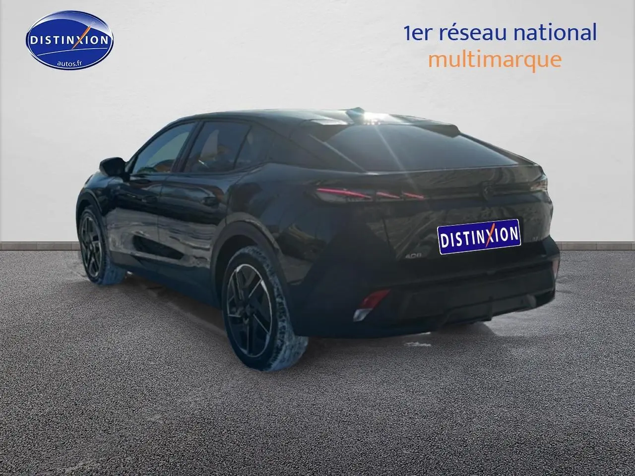 Peugeot 408 Hybrid 145 GT noir vue 3/4 arrière droit, jantes alu et feux arrière LED distinctifs.