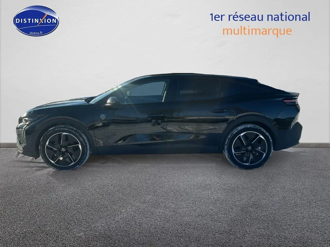 Peugeot 408 Hybrid 145 GT noir vue de profil côté gauche, avec jantes alliage et vitres teintées.